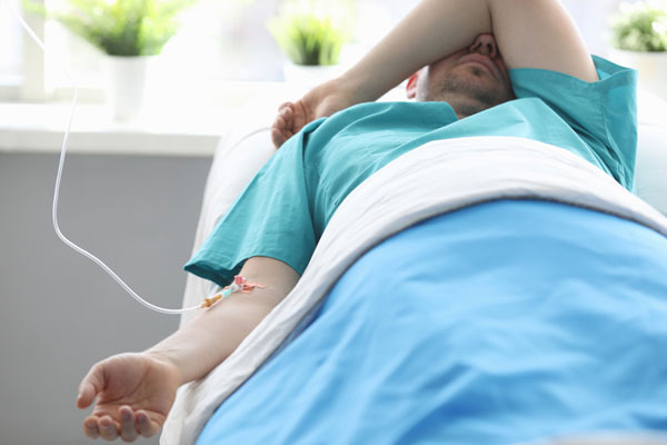 лечение алкоголизма в стационаре мужчина в стационаре под капельницей для лечения алкоголизма